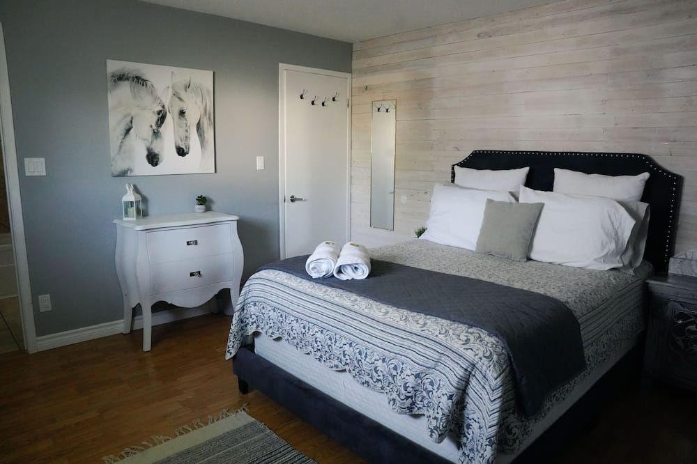 L’ Auberge - Spacious Home with 2 Bay Heated Garage - Cochrane - Ložnice