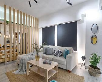 Modern City Center 1-BR Apt w/ Couch - Santo Domingo - Living room