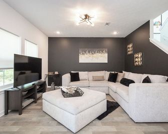 Modern 3Bdrm Home | Family-Friendly, Close to Zoo - Akron - Living room