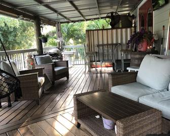 Shack In The Back: King & Queen Beds, Yes To Pets! Very Unique Decor. - Palm City - Patio