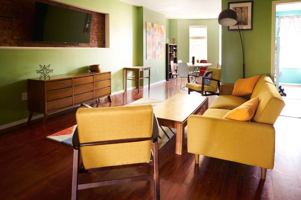Colorful Sunny family friendly Apartment - ניו יורק - סלון