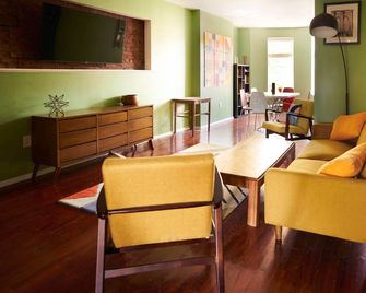 Colorful Sunny family friendly Apartment - New York - Stue