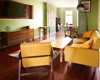 Colorful Sunny family friendly Apartment - ניו יורק - סלון