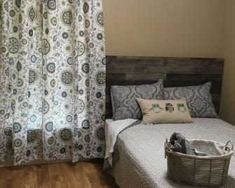 Comfortable 2-Bedroom Private Entry Suite - Pet Friendly! - Lake Dallas - Habitación