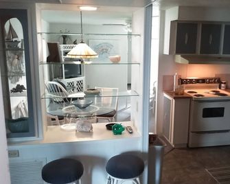 Renovated,clean,comfortable,trailer On Canal With Lake Okeechobee Access. - Okeechobee - Keuken