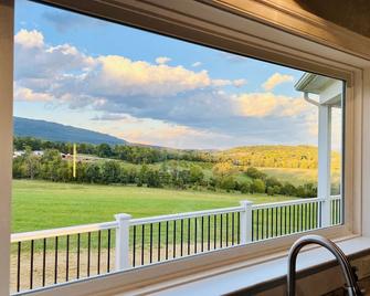 Celebration Cottage with Mountain Views in beautiful Shenandoah County, Virginia - Woodstock - Balkón
