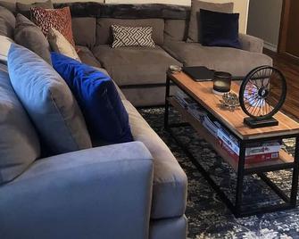 Full house rental - Trenton - Living room