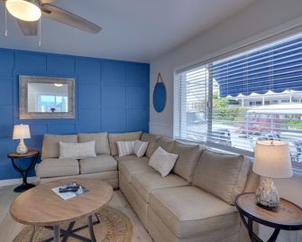 Catalina Island Duplex - Steps to Beach & Pier! - Avalon - Living room