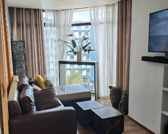 Pines Stay Condotel Near Sm & Burnham Megatower 4 (Not A Hotel) - Baguio - Living room