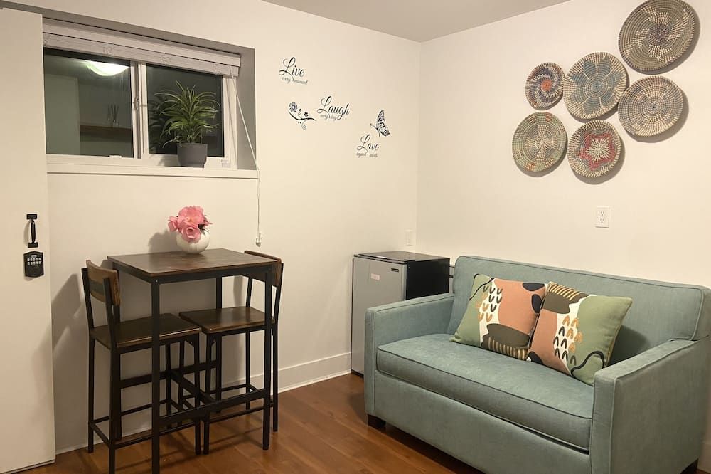 Newly Renovated Walkout Basement In Vanc - ונקובר - סלון