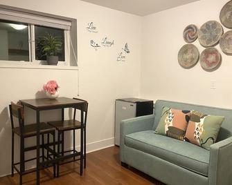 Newly Renovated Walkout Basement In Vanc - ונקובר - סלון
