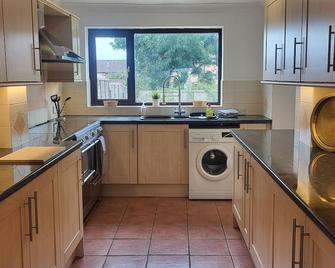 Spacious 4 Bed Family Retreat in the Heart of Weymouth Close to Beaches & Attractions - Broadwey - Cocina