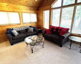 The All Inn: Beautiful 3-bedroom home 1 minute from Shattuck-St. Mary's School! - Faribault - Вітальня