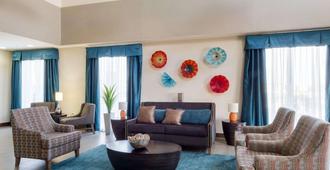 Quality Inn & Suites Victoria East - Victoria - Living room