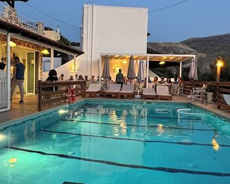 Mary Popi - Panormos - Piscina