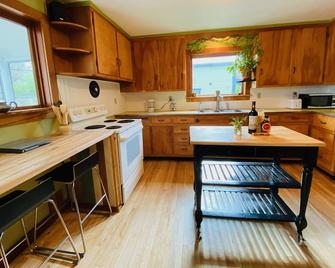 Entire house w/ hot tub close to Stowe: Yaya's Place - Morrisville - Kitchen