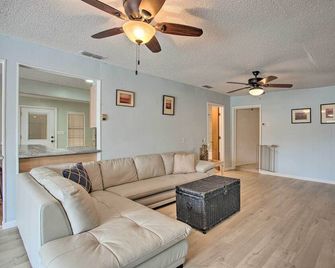 Possum Kingdom Lakefront Home w/ Patio & Dock! - Graford - Sala de estar