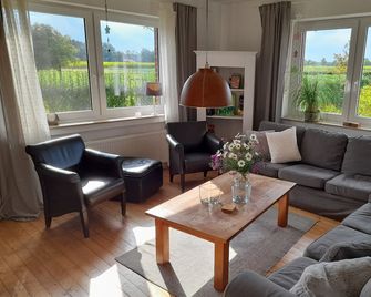 Ideal for families and Groups up to 9 people + cot - Velen - Living room