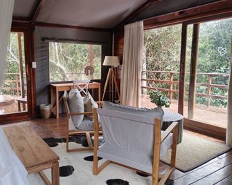 Barefoot Addo Elephant Lodge - Addo - Huiskamer
