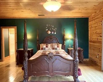 A True log Cabin With 360 Degree Mountain Views - Pet and Motorcycle Friendly! 5 Bedroom Cabin by RedAwning - Tellico Plains - Bedroom
