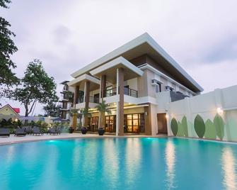 Costa Del Sol Resort Hotel - Oroquieta - Pool