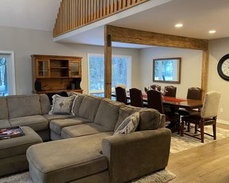 Renovated 5BR ski house minutes from Stratton, Bromley, Mt. Snow & Magic Mtn! - Jamaica - Living room