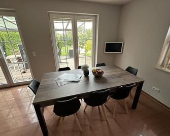 Stadtvilla in Leipzig 7 Personen 3 Schlafzimmer 2 Bäder Garten und Terrasse - Leipzig - Salle à manger