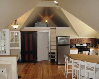 Private Lake at Rippling Waters surrounded by 400 acres - Delhi - Kitchen