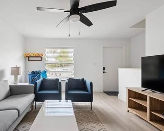Amazing 2 Bedroom Townhouse near beach - Indialantic - Living room