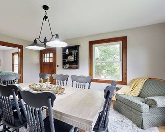 Historic Family Farmhouse w/ Yard in Darlington! - Darlington - Dining room