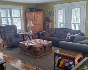 Ski the day Hot tub and Fireplace at night - Cochrane - Living room