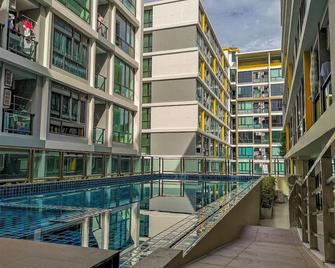 New Condo Pool & Gym near Fashion Island Mall - Bangkok - Pool
