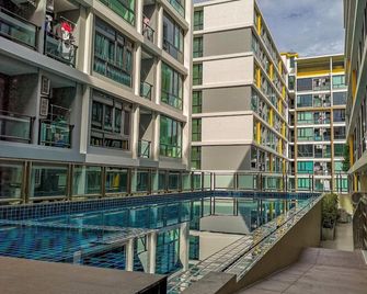 New Condo Pool & Gym near Fashion Island Mall - Bangkok - Zwembad