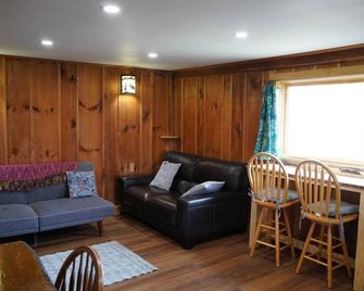 Charming farmhouse on 200+ acre horse farm and wildlife rehabilitation facility - Roxbury - Living room