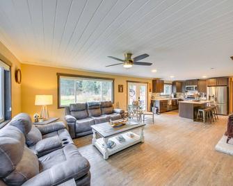 Scenic Priest Lake Vacation Rental Deck and Views! - Priest River - Living room