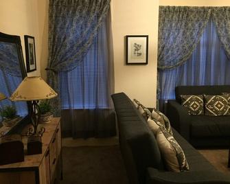 Lovely 2 bed - 2 bath London Victorian Apartment with all modern conveniences - London - Living room