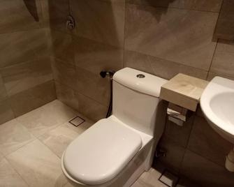 9 Square Hotel - Seri Kembangan - Seri Kembangan - Baño