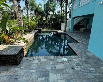 Direct Gulf access 4-bedroom estate with a private boat dock - Hernando Beach - Pool