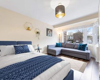 Spacious Double Bed With Sofa Bed In Isleworth Tw7 - Isleworth - Bedroom
