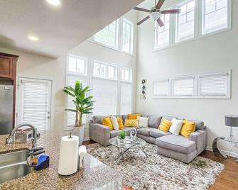 Luxury 4BR - 2 King and 2 Queen - Charlotte
