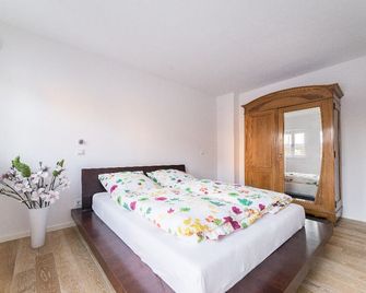 Last minute - Spring in Potsdam / Listed 'Remise im Park Sanssouci' - Potsdam - Bedroom