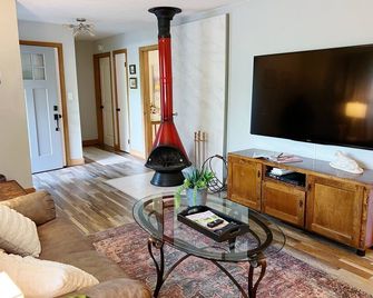 Upscale City Cottage Getaway - Winston-Salem - Living room