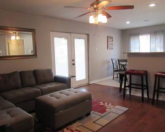 4 Bedroom Home - Great Location (Sleep 10 Guest) - Garland - Living room