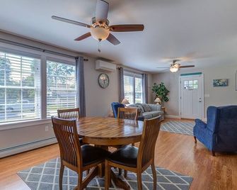 Sunsets await you! Boat Mooring! Game room for everyone to have fun! - Raymond - Dining room
