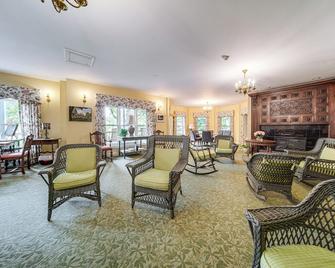 Ski and Shop Newly Renovated Chautauqua Lake Studio - Chautauqua - Living room