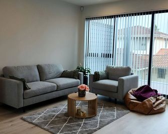 Modern 3BR Townhouse | Office, Parking & Walk to Train or Bus - Auckland - Soggiorno