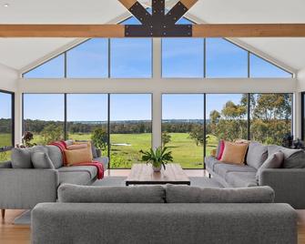 Springhill Views-Country Retreat-sleeps12 - Trentham - Living room