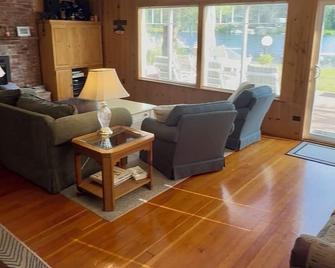 West End Sacheen Beauty! On The Water, Outstanding Views, Amazing Deck And Lawn - Newport - Living room
