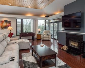 Aspen East at Sunday River | 3 Bed, 2.5 Bath - Bethel - Living room