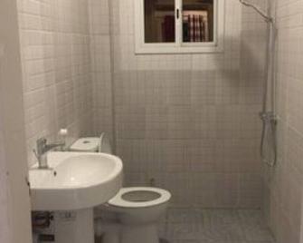 Deluxe Apartment Fl.3 Aprt.2 - Serrekunda - Badkamer